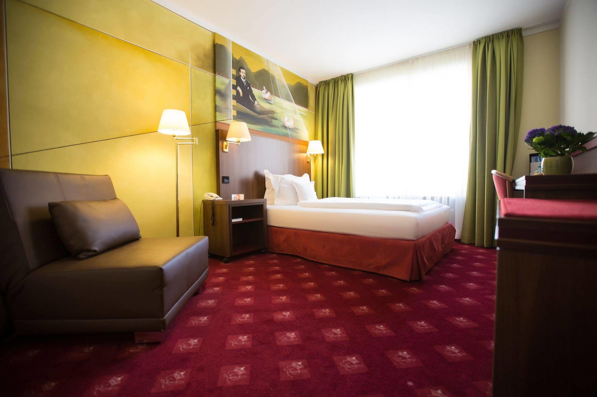 Hotel Koenig Ludwig II Garching bei München Dış mekan fotoğraf